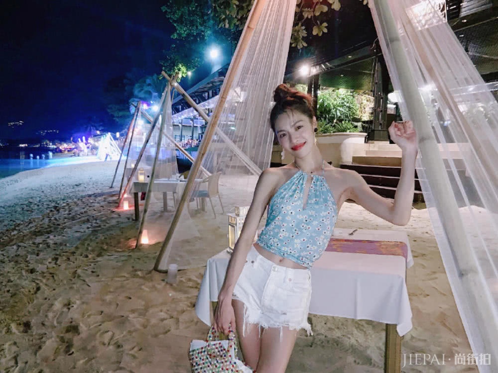 钟楚曦泰国度假,穿碎花装背串珠包尽显法式浪漫