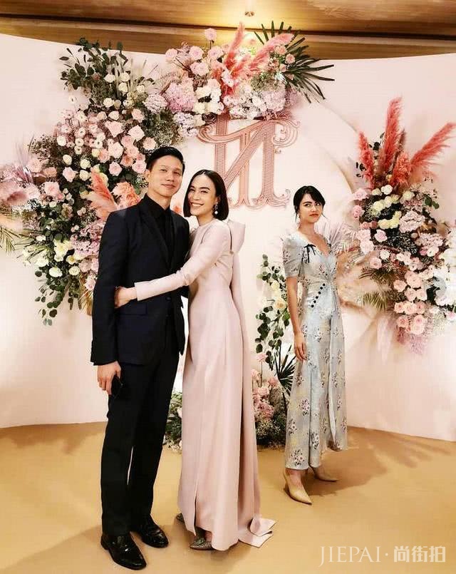 泰国女星Mai穿印花裙参加好友婚礼,优雅气质抢尽新娘风头