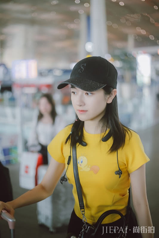 李兰迪穿黄色卡通印花T恤搭A字裙，可爱又清新