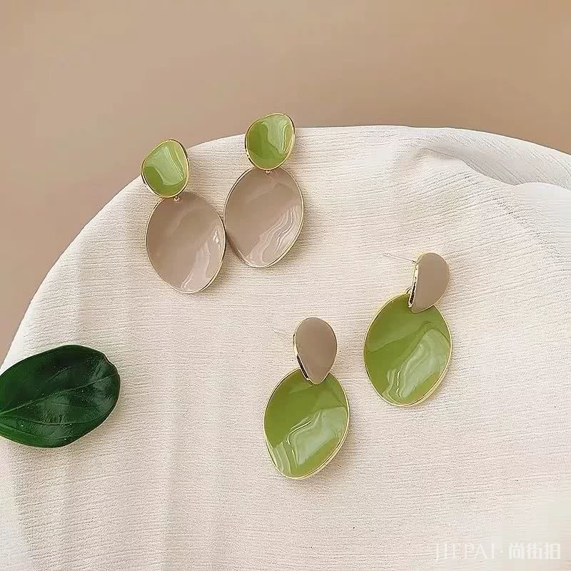 没错，这就是你想要的显白牛油果绿穿搭指南