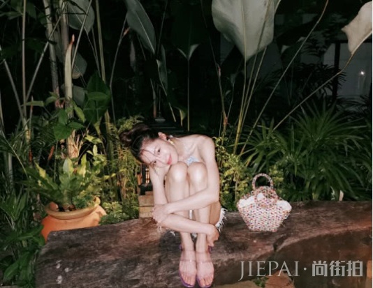 钟楚曦外出游玩 穿“肚兜”拍照 却不小心暴露了身材缺点