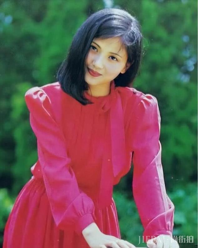 陶慧敏与20岁女儿同框，穿亲子装宛若姐妹，温婉清秀比母亲还美