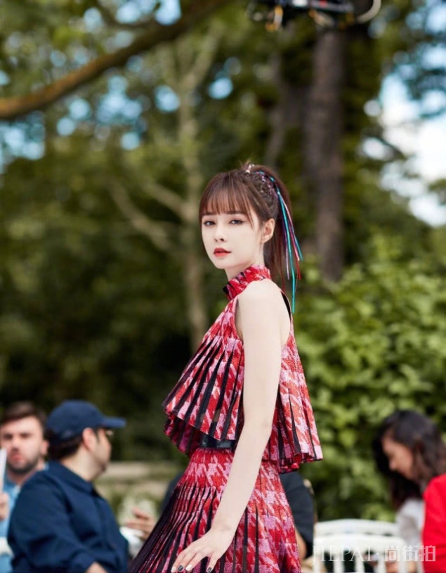 沈梦辰撞上杨超越,高马尾造型还搭脏辫,差10岁却美得不相上下