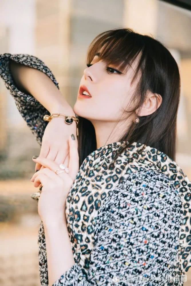 迪丽热巴要走软妹路线了?飞碟手包可爱十足