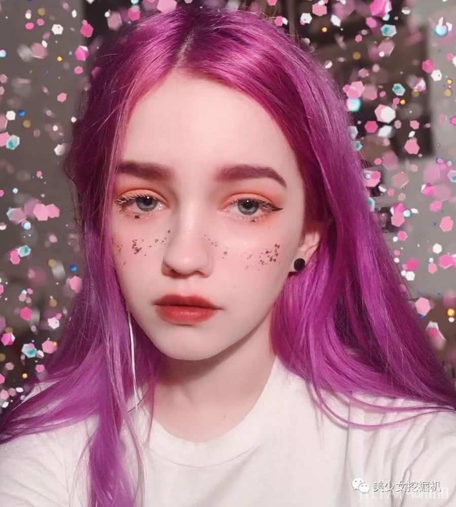 长着一张精灵脸的俄罗斯少女,都拜倒在她的彩虹眼影和神仙发色