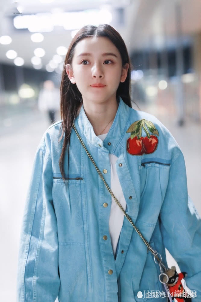 宋祖儿走机场撞衫杨幂，甜美不失性感