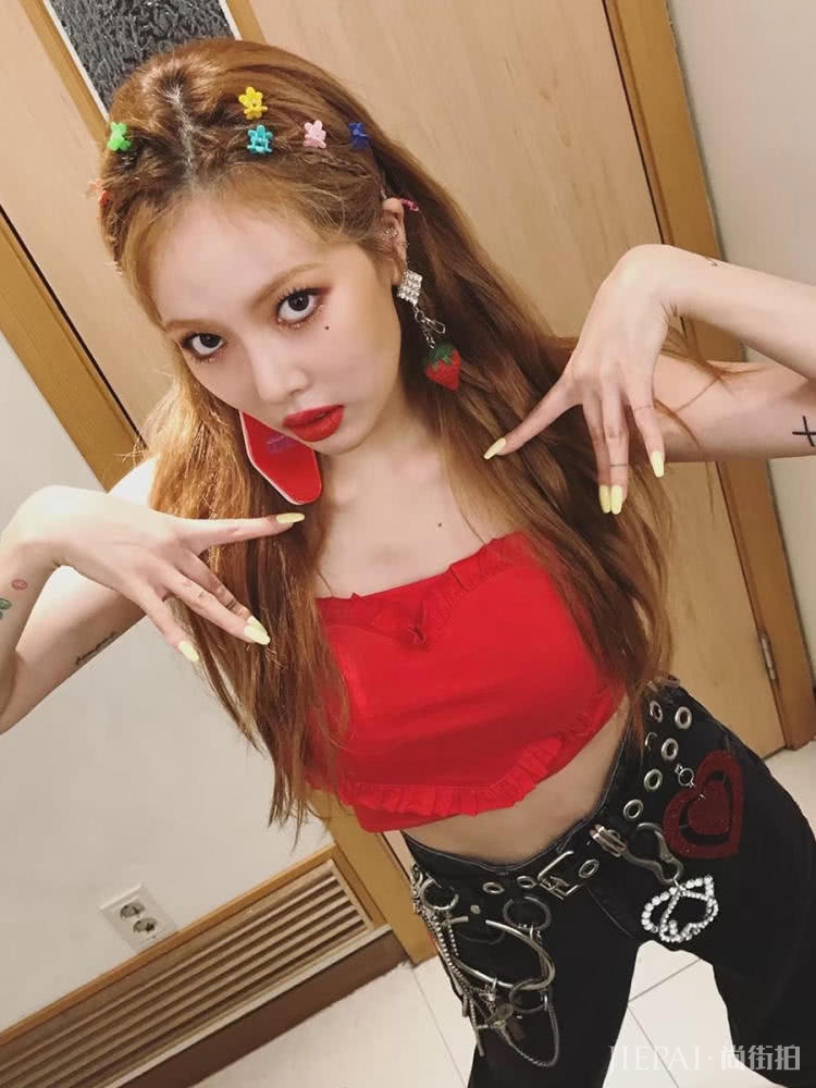 金泫雅晒自拍耳环太亮眼，小野马这回少女心了