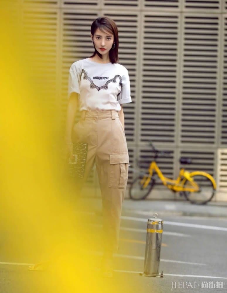 金晨“梯子袜”配“半腿毒液靴”，气场真强