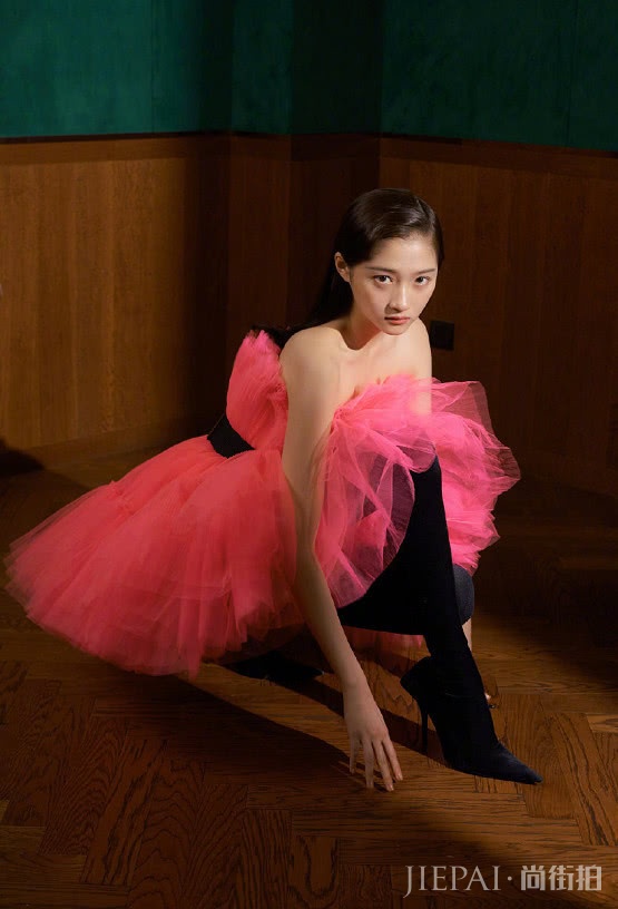 关晓彤换了个短发，气质大变似整容