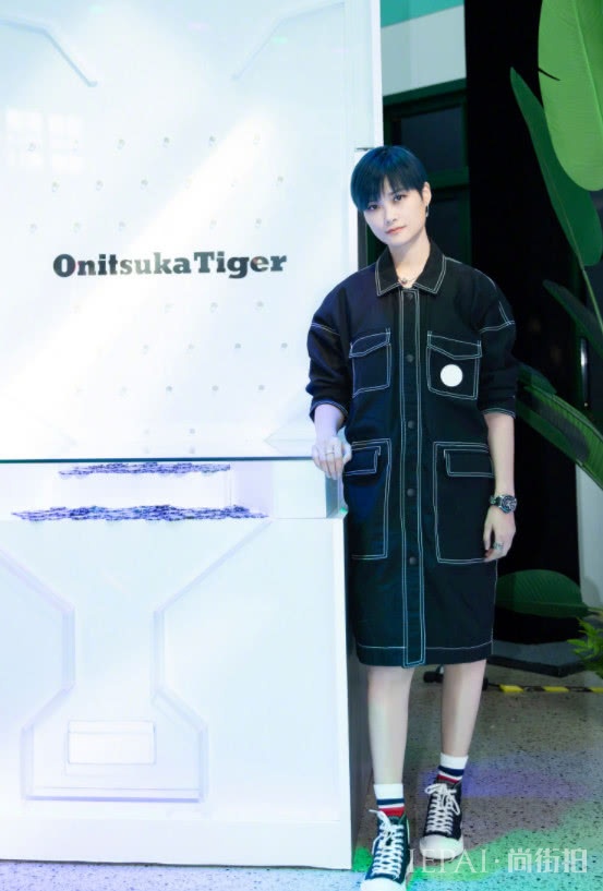 李宇春一袭红裙尽显女人味，好身材得秀出来