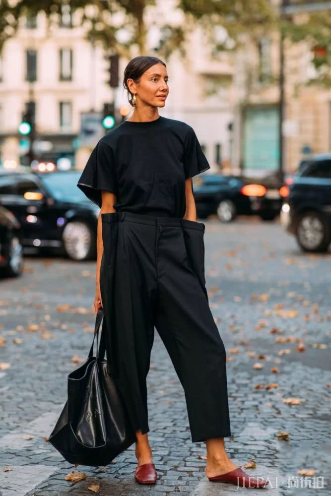 欧美街拍 阔腿裤穿不好罪魁祸首可能因为这五双鞋