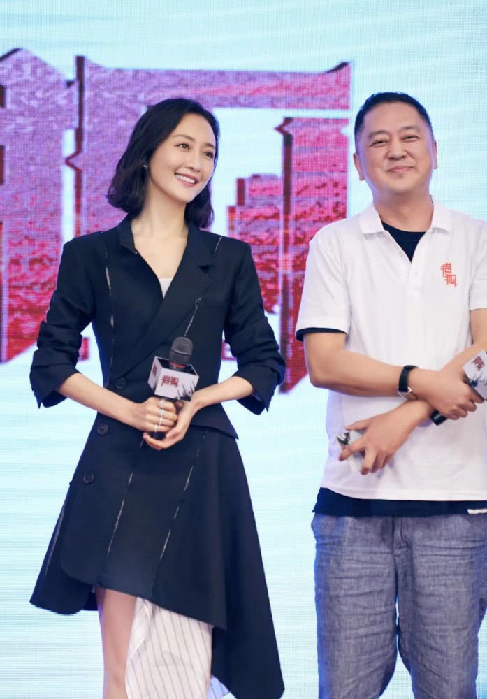 王鸥剪齐肩短发知性优雅,扎半丸子头更气质减龄