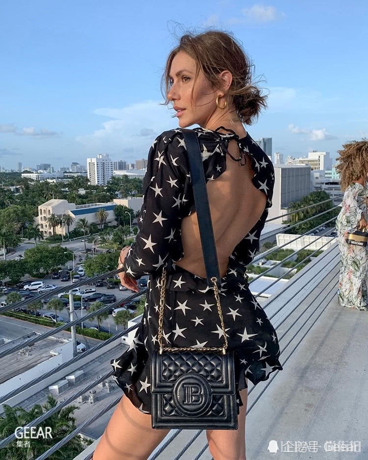 它会是今季最潮流的手袋?让这些时尚博主穿搭替你示范