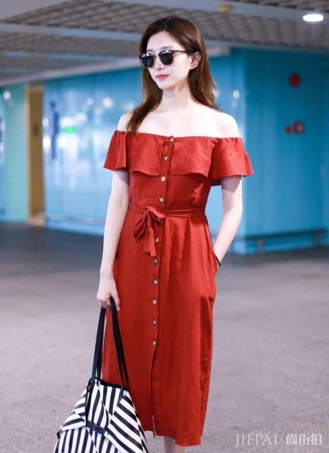 “火龙果裙”虽然好看,但敢买不敢穿,连江疏影穿上都驾驭不了