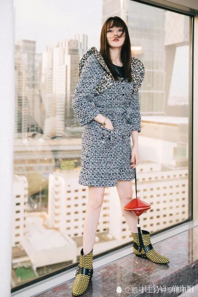 迪丽热巴要走软妹路线了?飞碟手包可爱十足