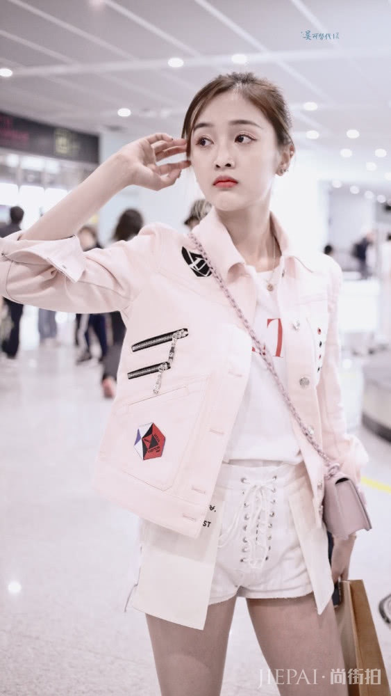 吴宣仪一条裤子穿两次,搭配不同风格却差这么多?