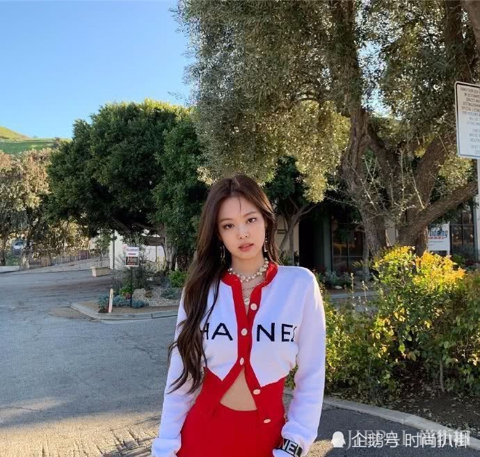 Jennie香芋紫的T和包包，是承包了香奈儿专柜吗