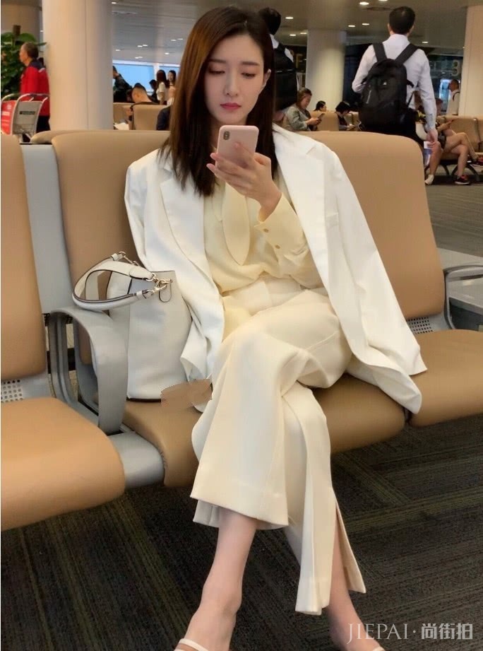 江疏影穿白色套装显气质,坐姿端庄优雅