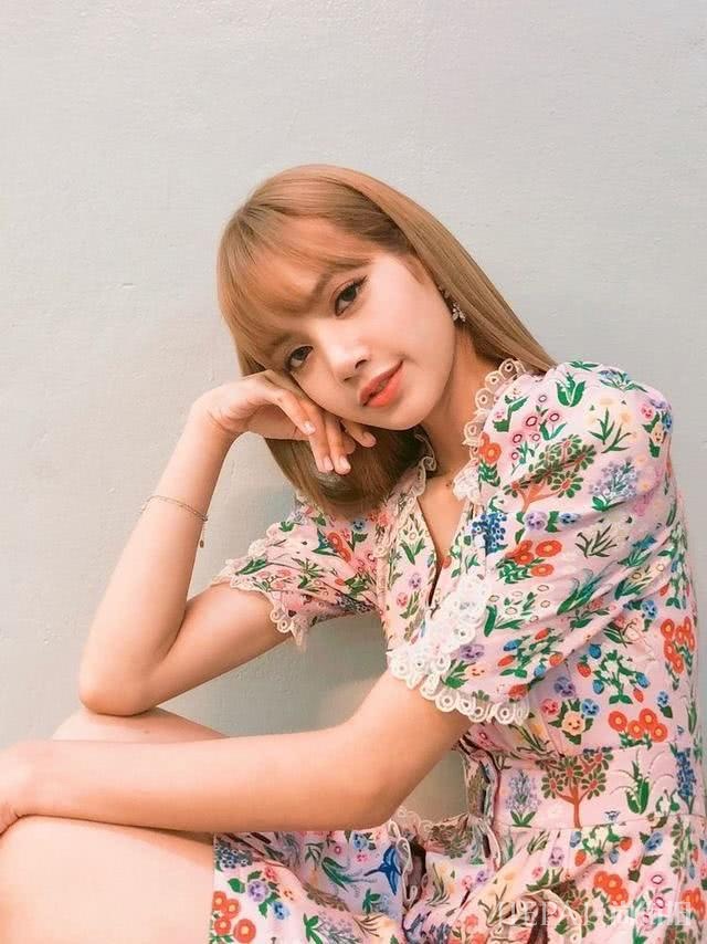 人间“芭比”Lisa太百变,看看她的私服秘籍