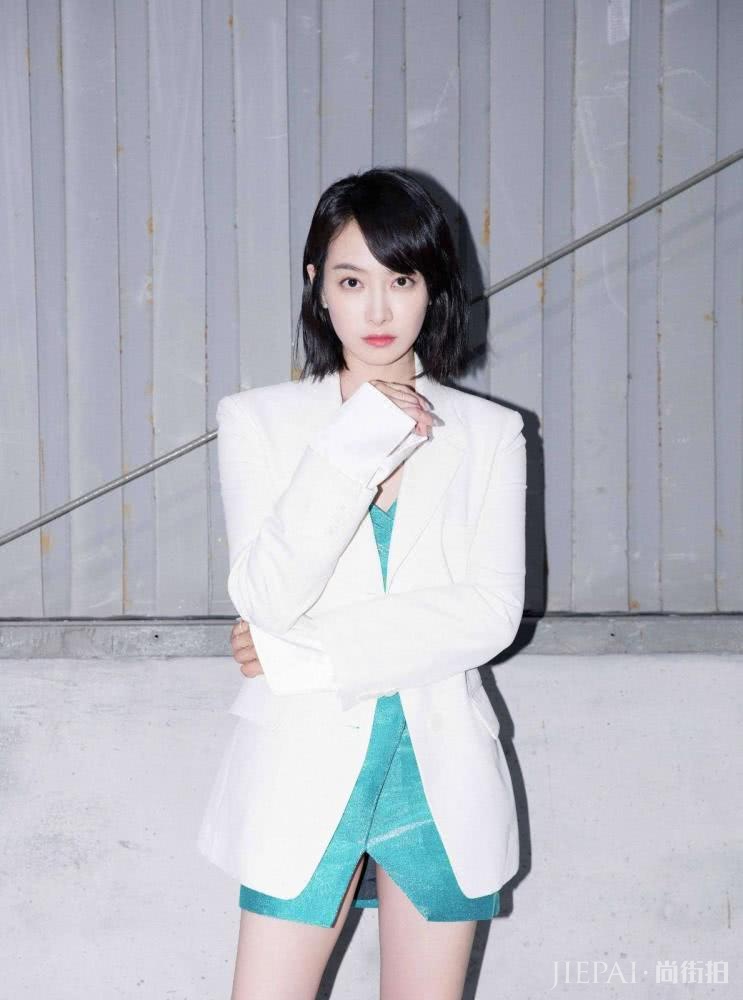 宋茜穿6万5的轻纱裙直接躺地上，美得高级