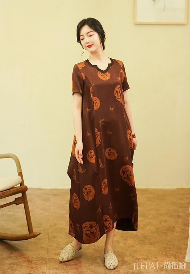 40岁女人穿衣别随便，告别烂大街的连衣裙，这样穿优雅又知性
