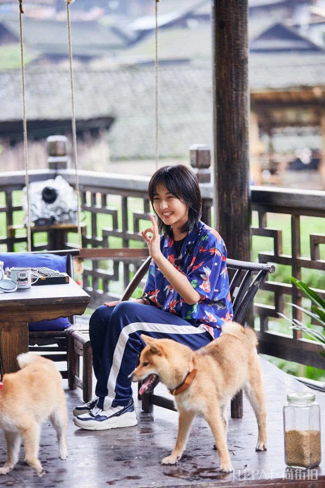 张子枫向往的生活上热搜，私服穿搭有品位