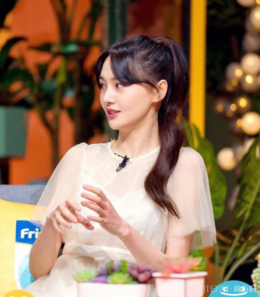 郑爽《我们长大了》换发型,半扎马尾清纯减龄,穿薄纱裙又仙又美