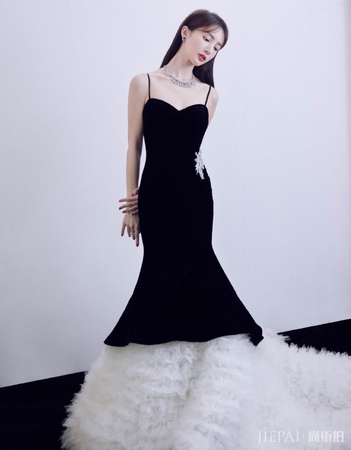 金晨黑色连衣裙下叠穿10斤“棉花”,女神范十足
