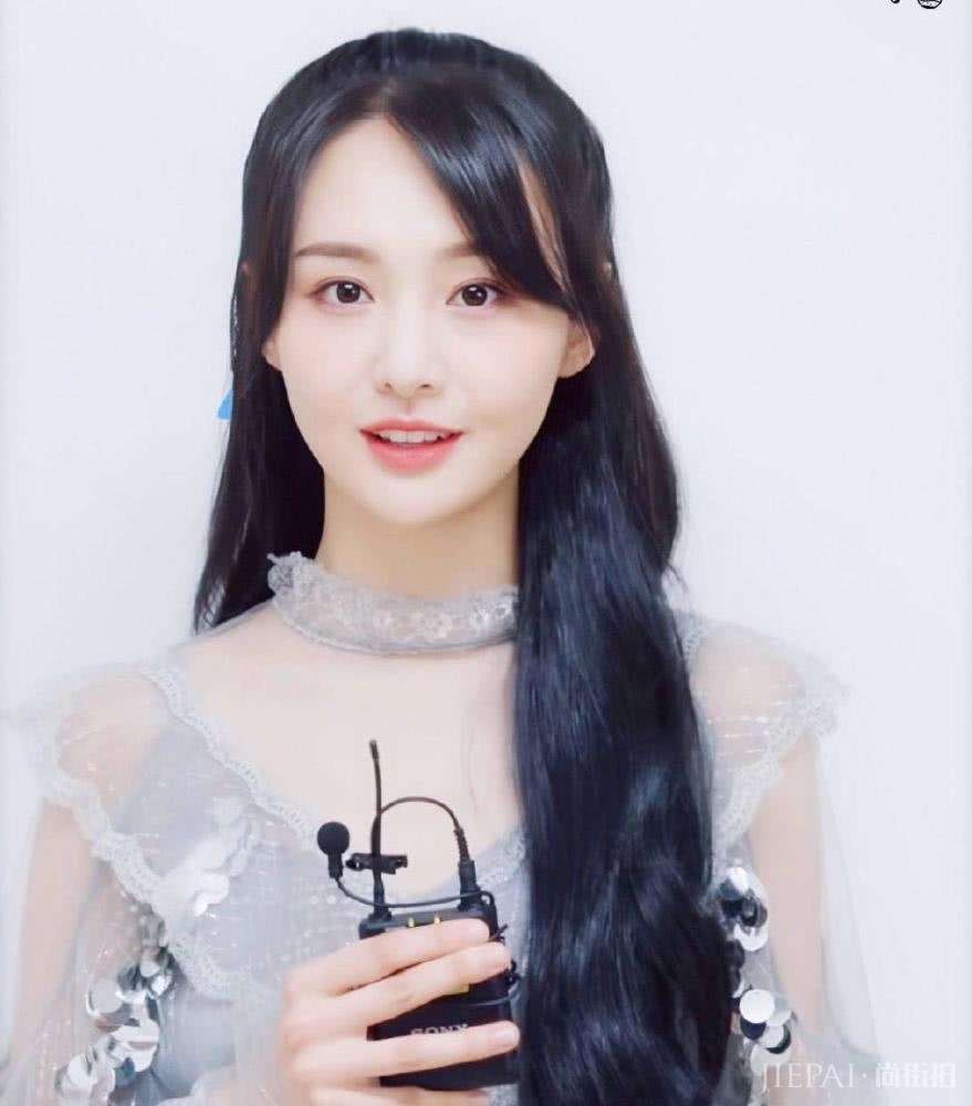 郑爽《我们长大了》换发型,半扎马尾清纯减龄,穿薄纱裙又仙又美