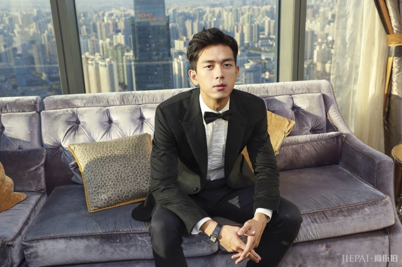 李现王紫璇恋情曝光？两人健身逛展细节被扒，共用情侣卡通人物