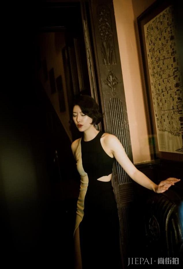 李亚鹏女朋友晒九宫格写真,穿礼服露小蛮腰,优雅知性尽显熟女风