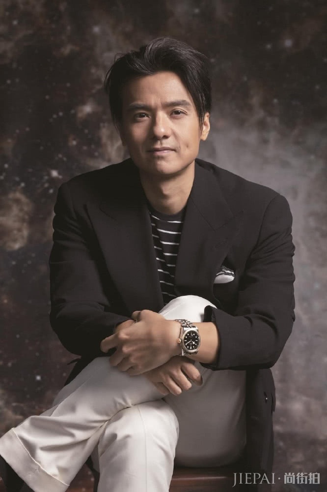 冯德伦穿搭随意休闲,堪称大叔辈的典范