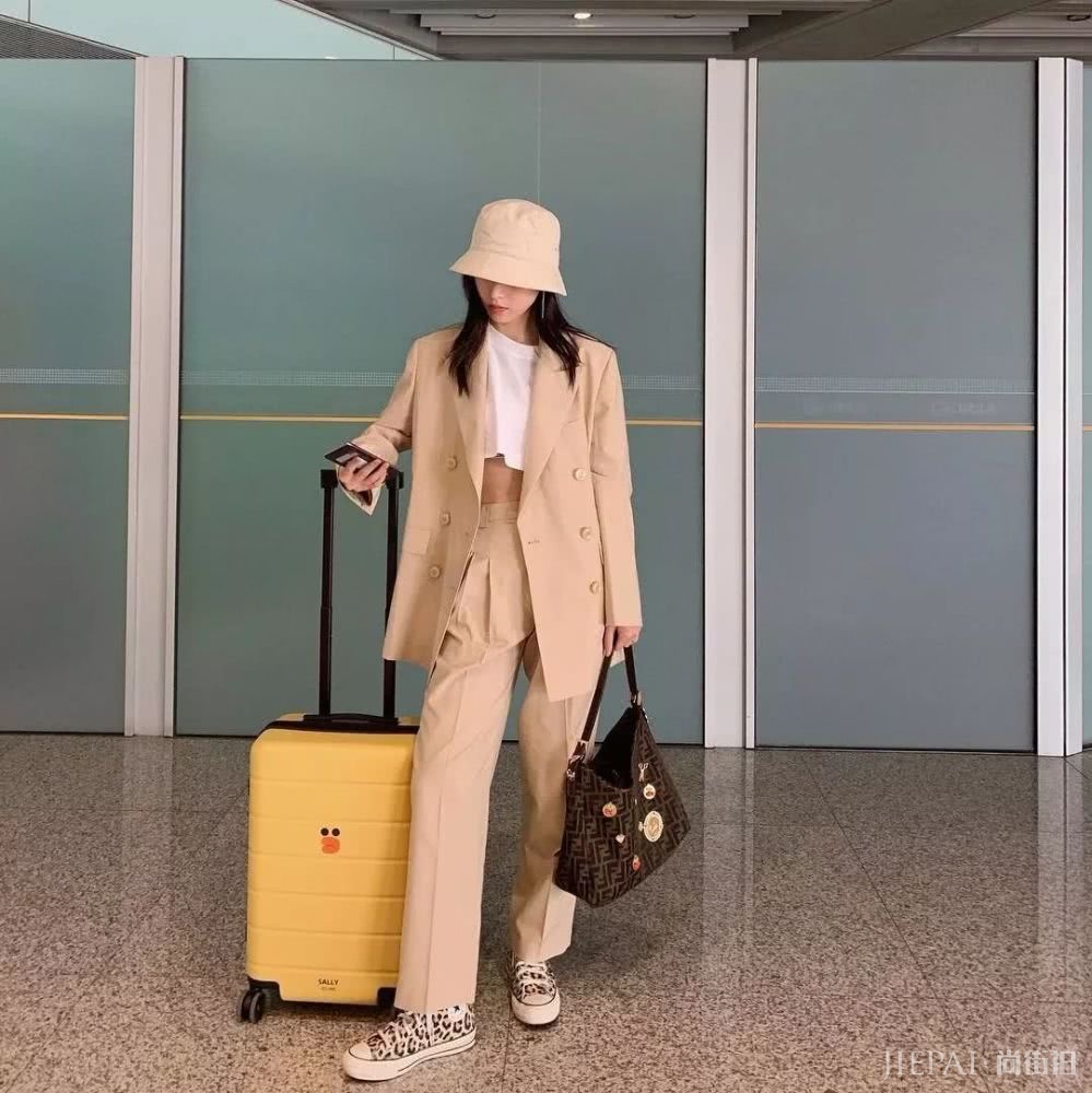 除了杨幂和倪妮,这些女明星的私服也是时髦教科书