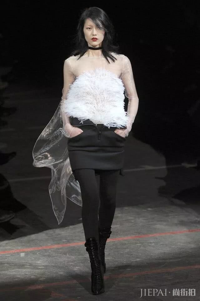 夏天学刘雯穿黑皮靴，初秋天气穿潮范十足