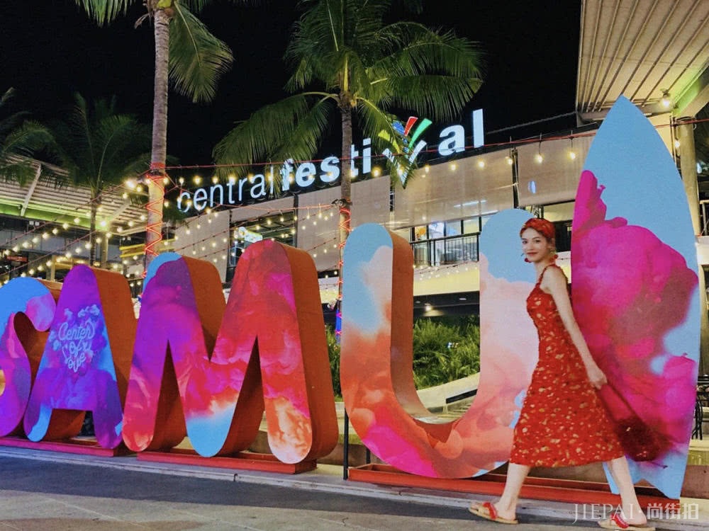 钟楚曦泰国度假,穿碎花装背串珠包尽显法式浪漫