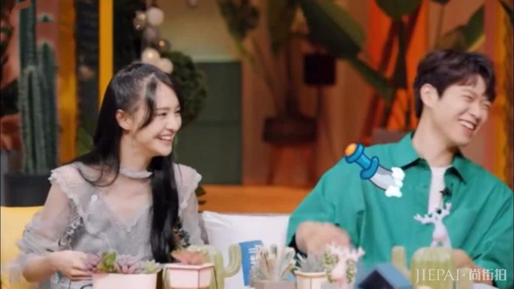 郑爽《我们长大了》换发型,半扎马尾清纯减龄,穿薄纱裙又仙又美