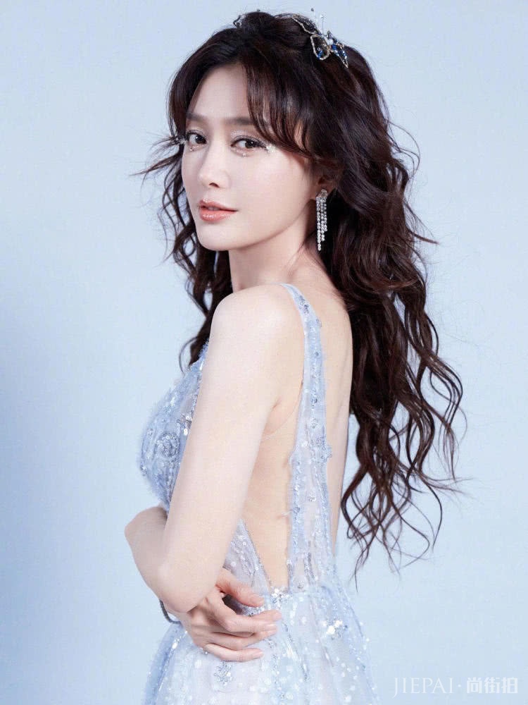 秦岚解锁夏日冰雪妆，身穿雾霾色纱裙仙气十足