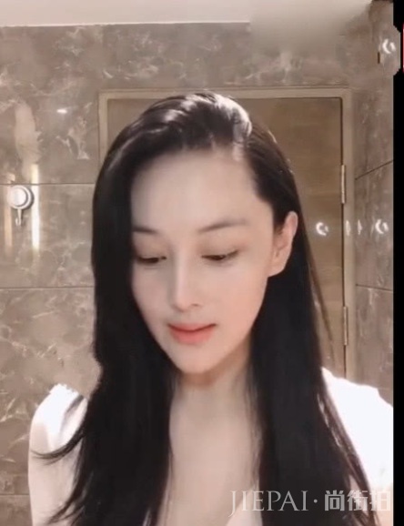 张馨予产后晒视频教粉丝化妆,用网红滤镜脸都变形了