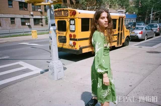 裹身连衣裙配这5种鞋穿,彰显夏日气息