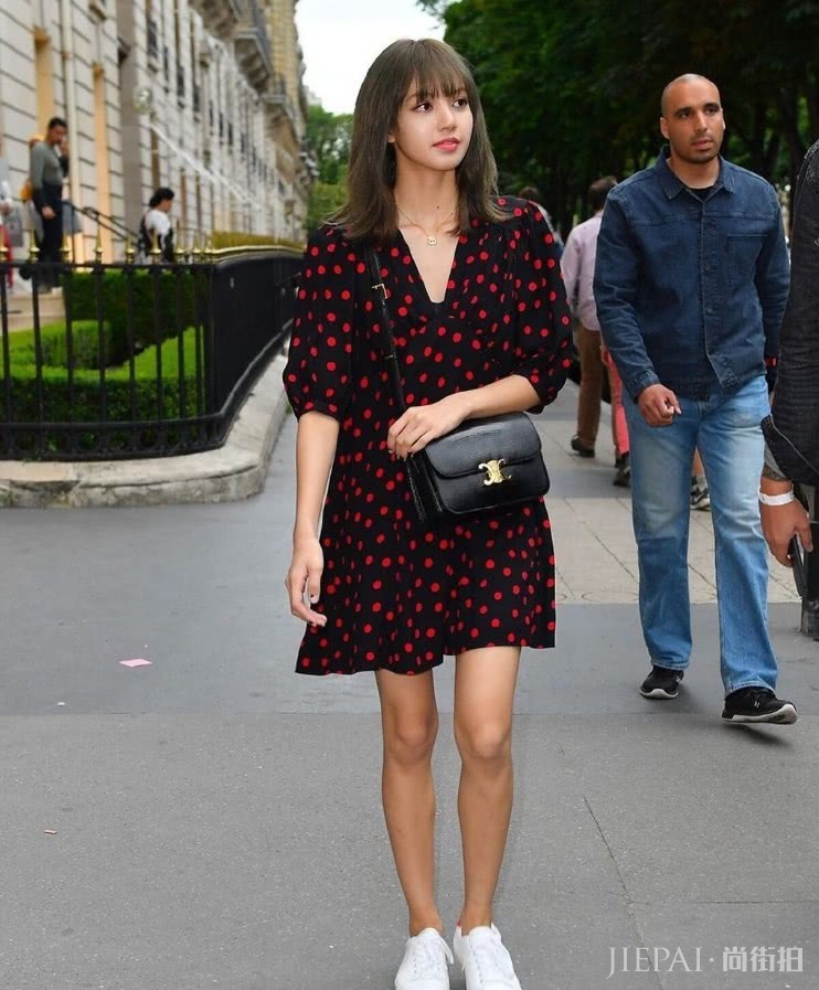 Lisa将“黑米裤”穿成小脚裤既视感，我只能羡慕