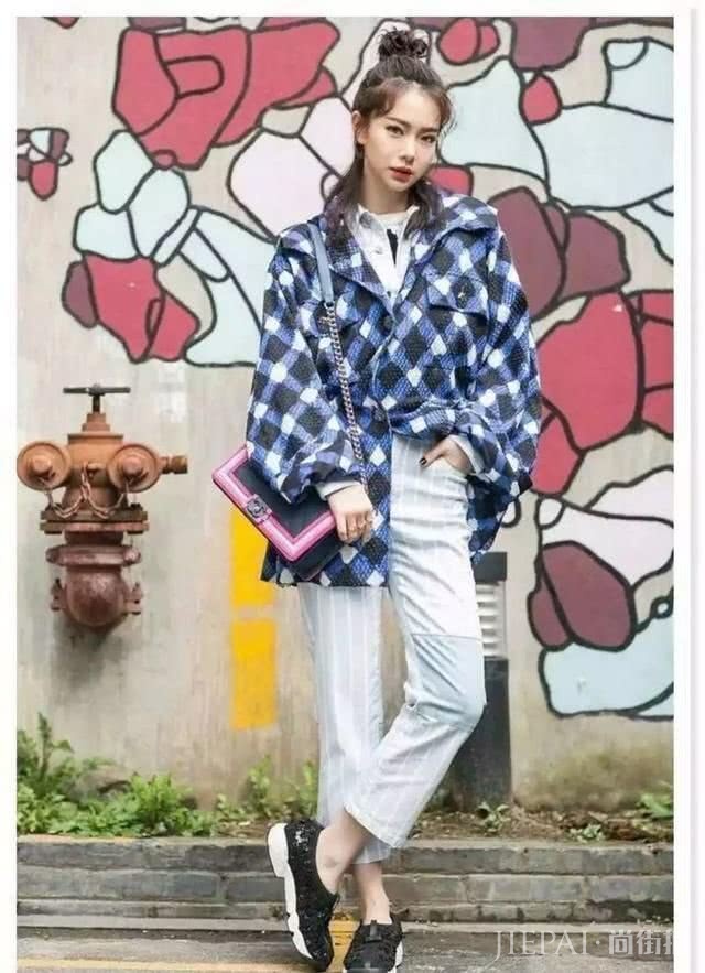 戚薇背着垃圾分类包出门?可爱实用又不失时尚,真不愧是时尚女王