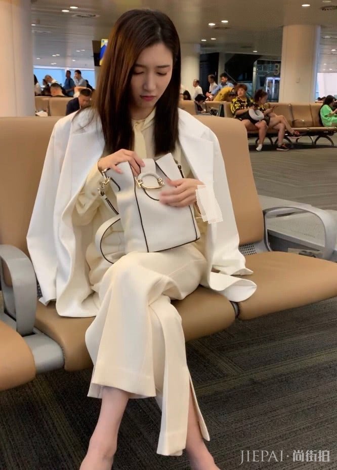 江疏影穿白色套装显气质,坐姿端庄优雅