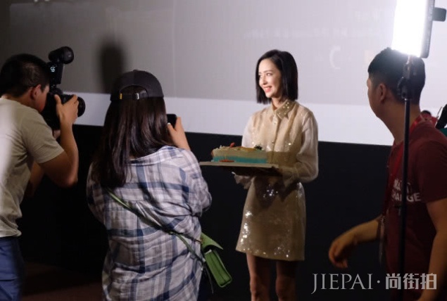 佟丽娅无修近照曝光,走路带风气场强大,却被指皱纹增多变老气?