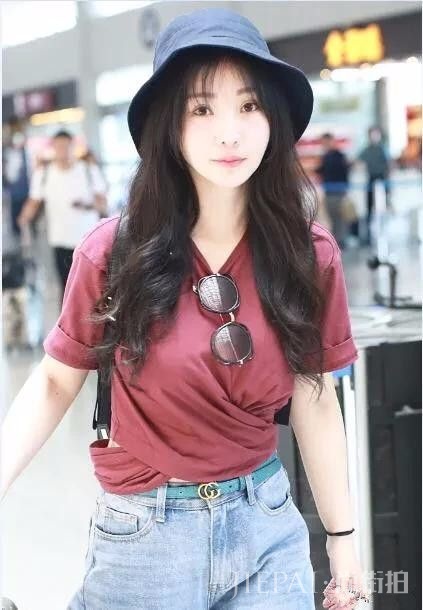 柳岩一身清爽打扮现身装扮个性少女,可惜败给了这双鞋拉低美感