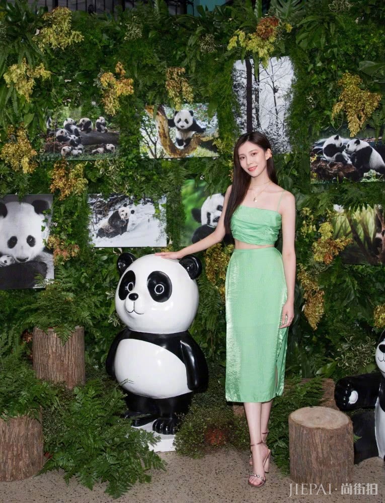 宋妍霏绿色吊带套装裙配高跟鞋,显高还秀A4腰