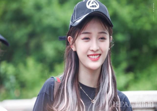 快手网红小仙女撞脸吴宣仪，离开滤镜后，网友：网红和明星的差距