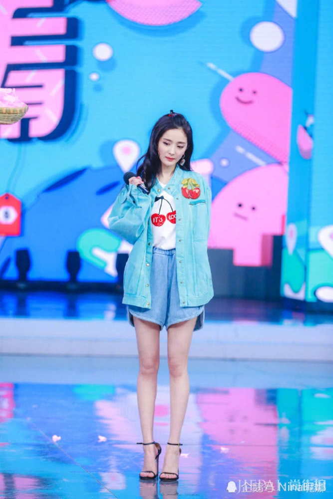 宋祖儿走机场撞衫杨幂，甜美不失性感