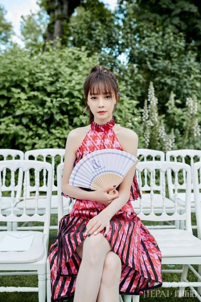沈梦辰脏辫配猫眼妆,挂脖纸条状飘带裙大秀身材