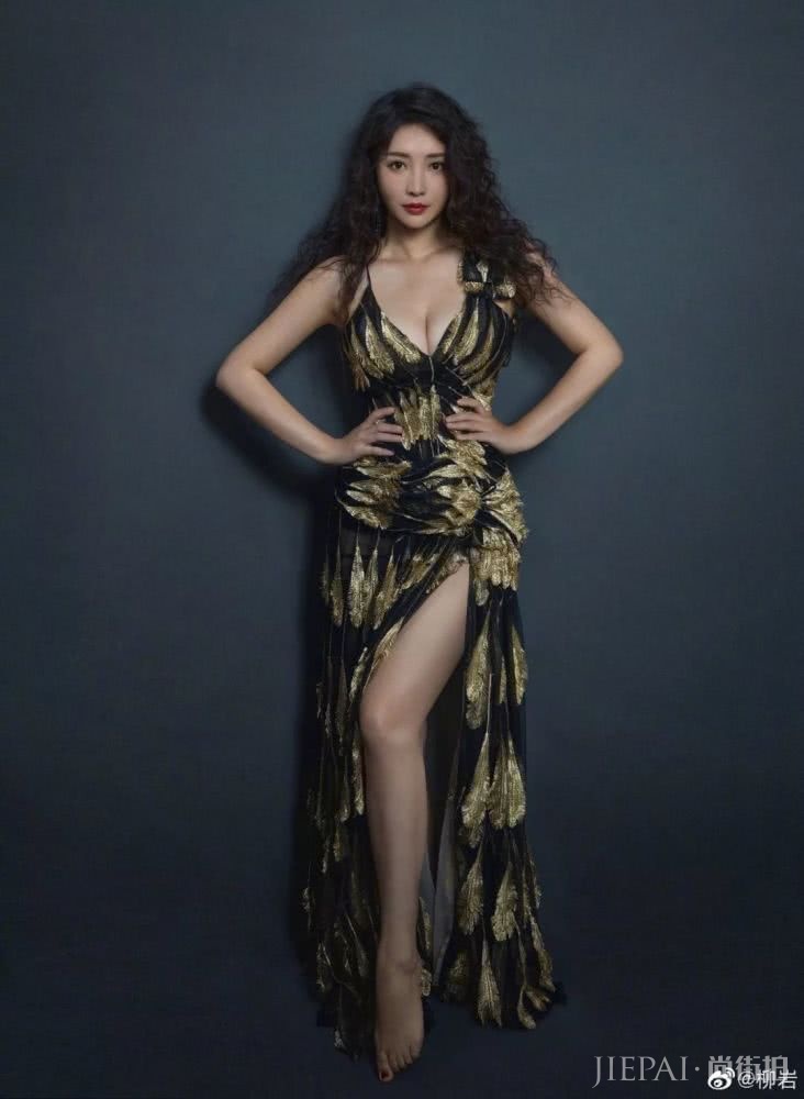 柳岩复古卷发比身材更抢镜!脸小原来靠发型