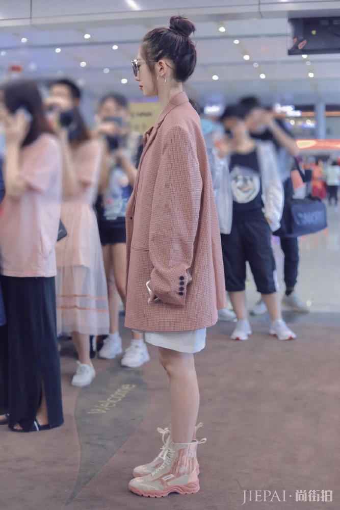 玩下身失踪还要看杨幂，街拍带货鼻祖果然不简单